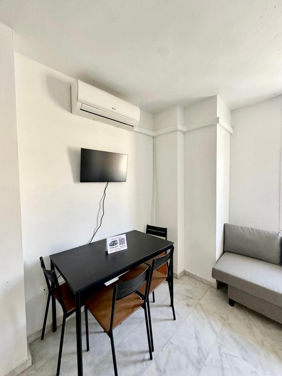 Apartamentos Playa Misericordias Малага Экстерьер фото